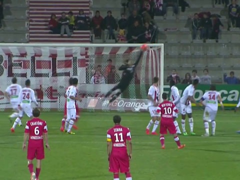 Pha bay nguoi cuu thua khong tuong o vong 31 Ligue 1 hinh anh