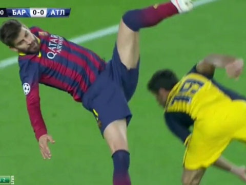 Pha nhay cao va tiep dat bang lung nguy hiem cua Pique hinh anh