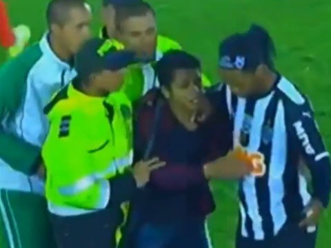 Fan cuong lieu minh lao xuong san om Ronaldinho hinh anh