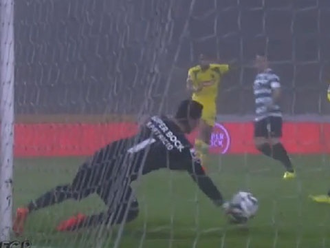 Bebe co pha lap cong an tuong vao luoi Sporting hinh anh