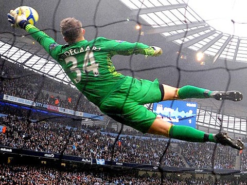 3 pha cuu thua tuyet hay cua Lindegaard hinh anh