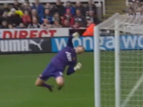 Lindegaard bay nguoi cuu thua sau cu danh dau cua Cisse hinh anh