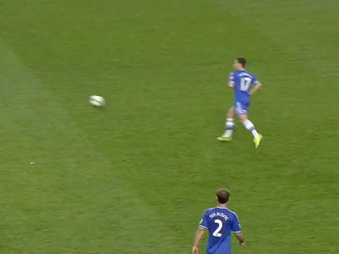 David Luiz kho chiu vi bi Hazard cuop qua da phat hinh anh