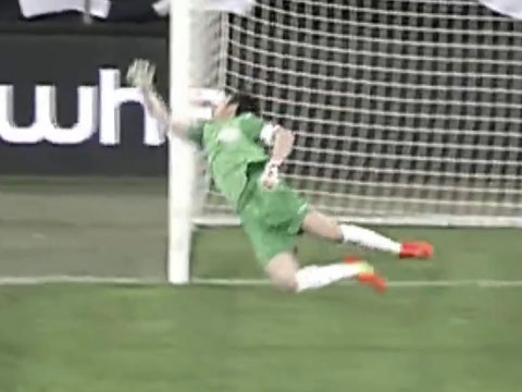 Pha bay nguoi cuu thua tuyet dep cua Gianluigi Buffon hinh anh