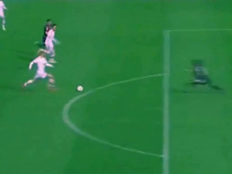 Pha chich bong tinh the cua Keisuke Honda hinh anh