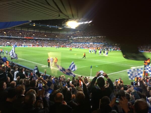 Ở một góc khán đài,  Thorgan Hazard cũng đã chụp một kiểu ảnh cho thấy sự cuồng nhiệt của khán đài Stamford Bridge