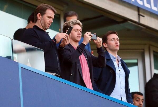 Trên khán đài, Niall - thành viên ban nhạc One direction cũng đã có mặt và cổ vũ cho những chiến binh màu xanh.