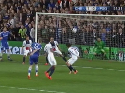 Pha dut diem trung xa ngang cua Schurrle hinh anh