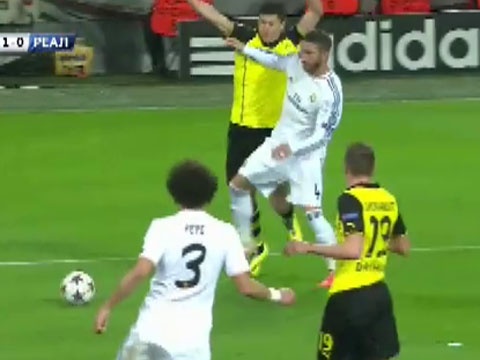 Tinh huong an va bat thanh cua Lewandowski hinh anh