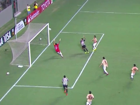 Pha sut bong len troi tu khoang cach 5 m hinh anh