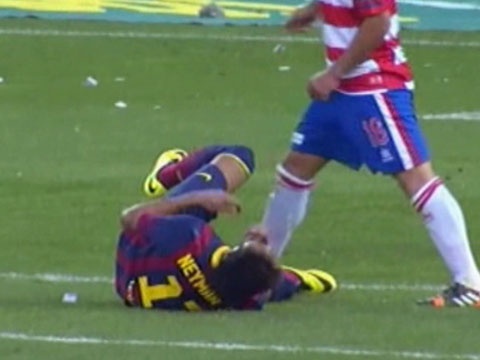 Tinh huong an va tho thien cua Neymar hinh anh