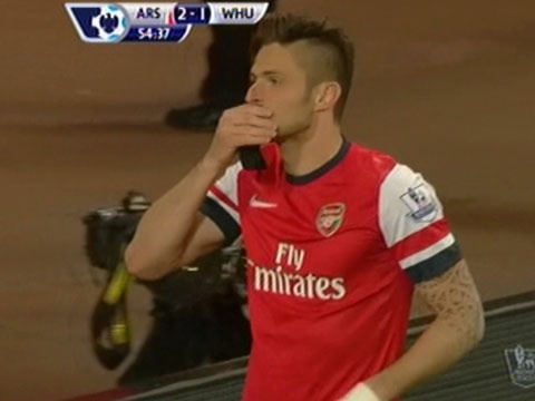 Giroud an mung tuong nho nan nhan tham hoa Hillsborough hinh anh