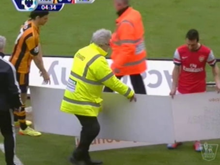 Cau thu 2 doi dung tran dau be bien quang cao hinh anh