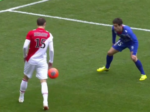 Berbatov lop bong dep nhat vong 34 Ligue 1 hinh anh