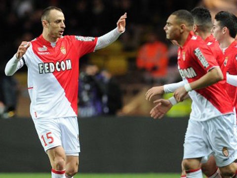 Pha lop bong tinh te o goc sieu hep cua Berbatov hinh anh