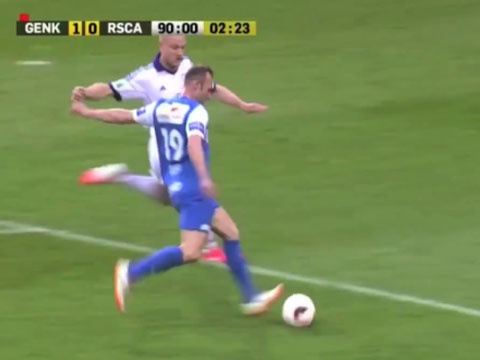 Pha lop bong tu ngoai vong cam khien thu mon ngo ngang hinh anh