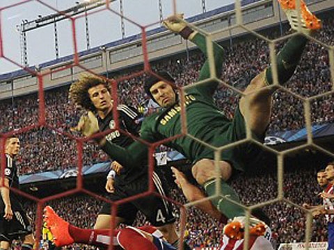 Pha tiep dat khien Petr Cech phai roi san hinh anh