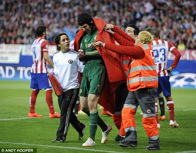 Petr Cech đã bị đau do pha tiếp đất không an toàn.