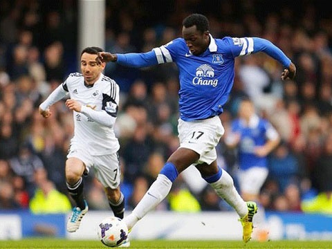 Nhung pha bong manh me nhu Drogba cua Lukaku hinh anh
