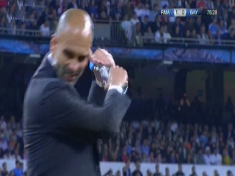 Guardiola noi dien nem chai nuoc trong tran thua Real hinh anh