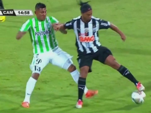 Pha xoay compa qua nguoi cuc hay cua Ronaldinho hinh anh