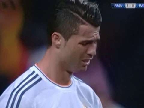 Ronaldo nhu muon khoc sau pha bo lo kho tin hinh anh