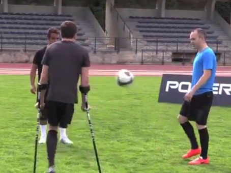 Anh chang khuyet tat tro tai tang bong voi Iniesta hinh anh