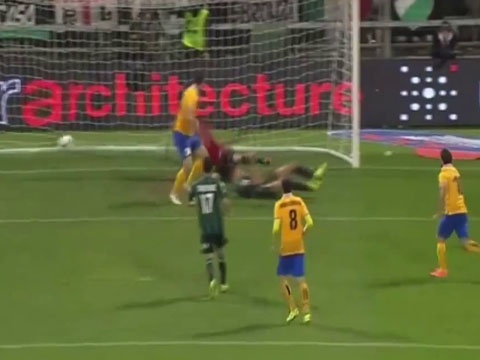 Pha danh got tinh te cua Llorente hinh anh