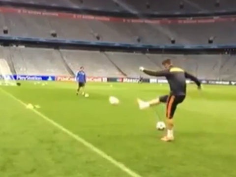 Cu sut ma ngoai dieu nghe cua Sergio Ramos hinh anh