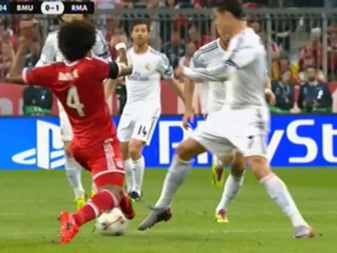 Pha dap bong triet ha Ronaldo cua Dante hinh anh