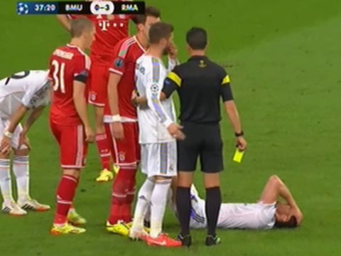 Xabi Alonso om dau hoi han sau pha vao bong hinh anh