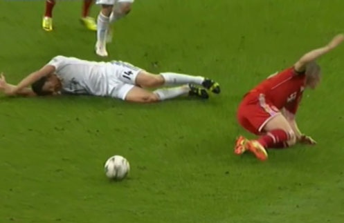 Pha vao bong khong dang co cua Alonso hinh anh