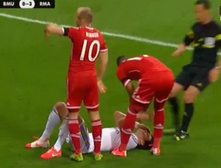 Cau thu Bayern ngao ngan voi pha nam san nghi ngoi cua Pepe hinh anh