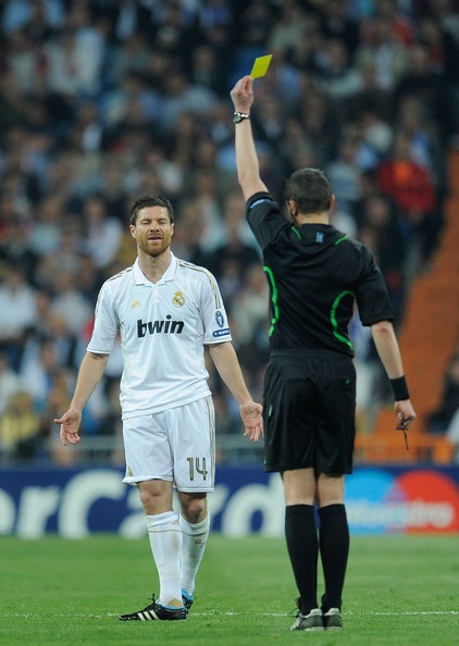 Alonso đã phải nhận thẻ vàng hết sức đáng tiếc. Ảnh: Zimbio