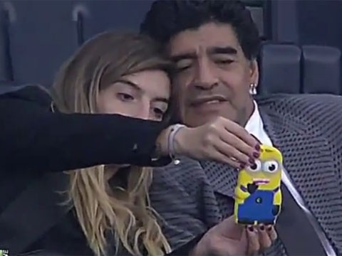 Diego Maradona tu suong tren khan dai Stamford Bridge hinh anh