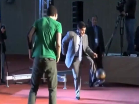 Diego Maradona tro tai tang bong nghe thuat hinh anh