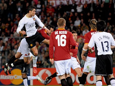 Ban thang cua Ronaldo vao luoi AS Roma hinh anh