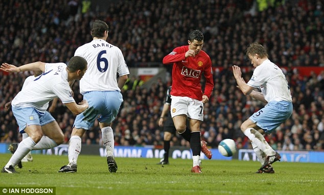 Ronaldo ghi ban vao luoi Aston Villa hinh anh