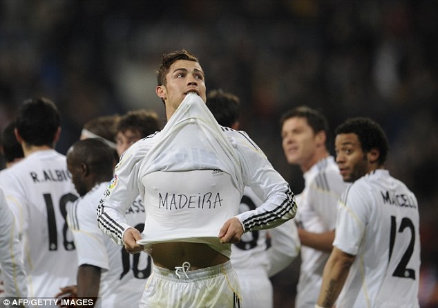 Ban thang cua Ronaldo vao luoi Villarreal nam 2010 hinh anh