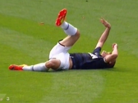 Vidic mat day mau ngay roi Old Trafford hinh anh