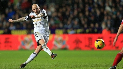 Jonjo Shelvey ghi ban vao luoi Aston Villa vong 36 hinh anh