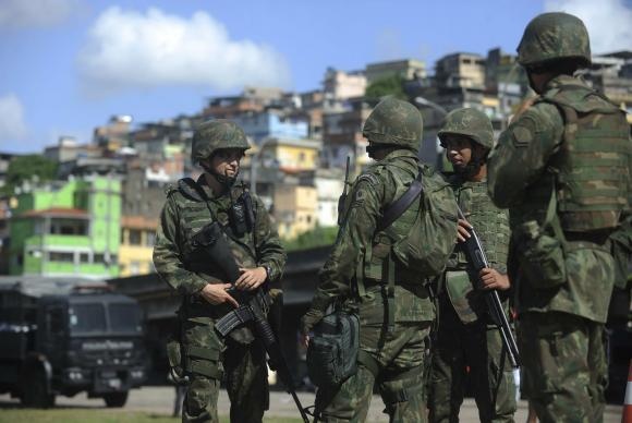 Goc World Cup 2014: An ninh hang khong duoc that chat hinh anh