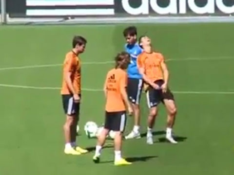 Ronaldo nhay nhot hai huoc tren san tap hinh anh