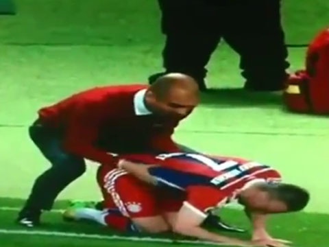 Hanh dong nhay cam cua Guardiola voi Ribery hinh anh