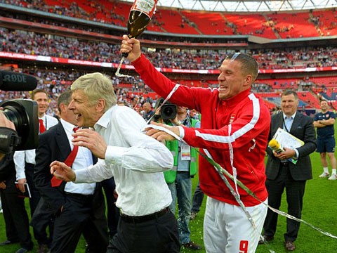 Arsene Wenger vat va thoat than truoc hoc tro hinh anh