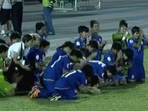 Cau thu Thai Lan quy lay anh Nha Vua sau chien thang hinh anh