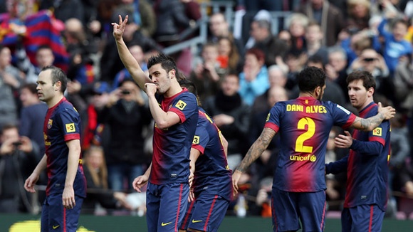 David Villa ghi ban vao luoi Manchester United nam 2011 hinh anh