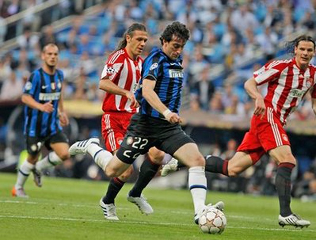 Diego Milito ghi ban vao luoi Bayern Munich nam 2010 hinh anh