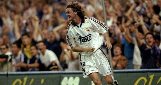 Steve McManaman ghi ban vao luoi Valencia nam 2000 hinh anh