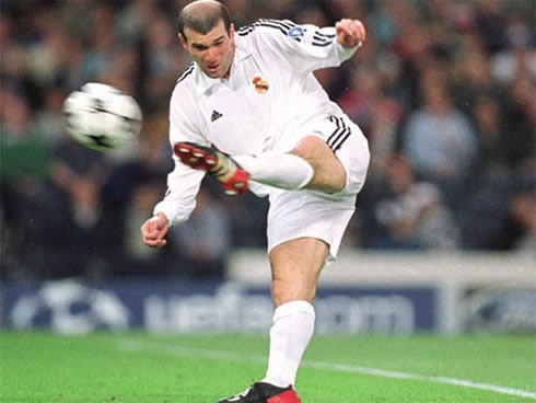 Zinedine Zidane ghi ban vao luoi Bayer Leverkusen nam 2002 hinh anh